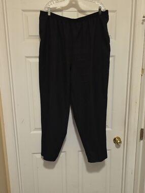 Woman Black Elastic-Waist Pants